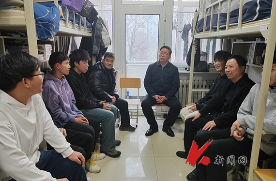 米兰电竞（中国）官方网站校长胡军深入对接寝室走访慰问